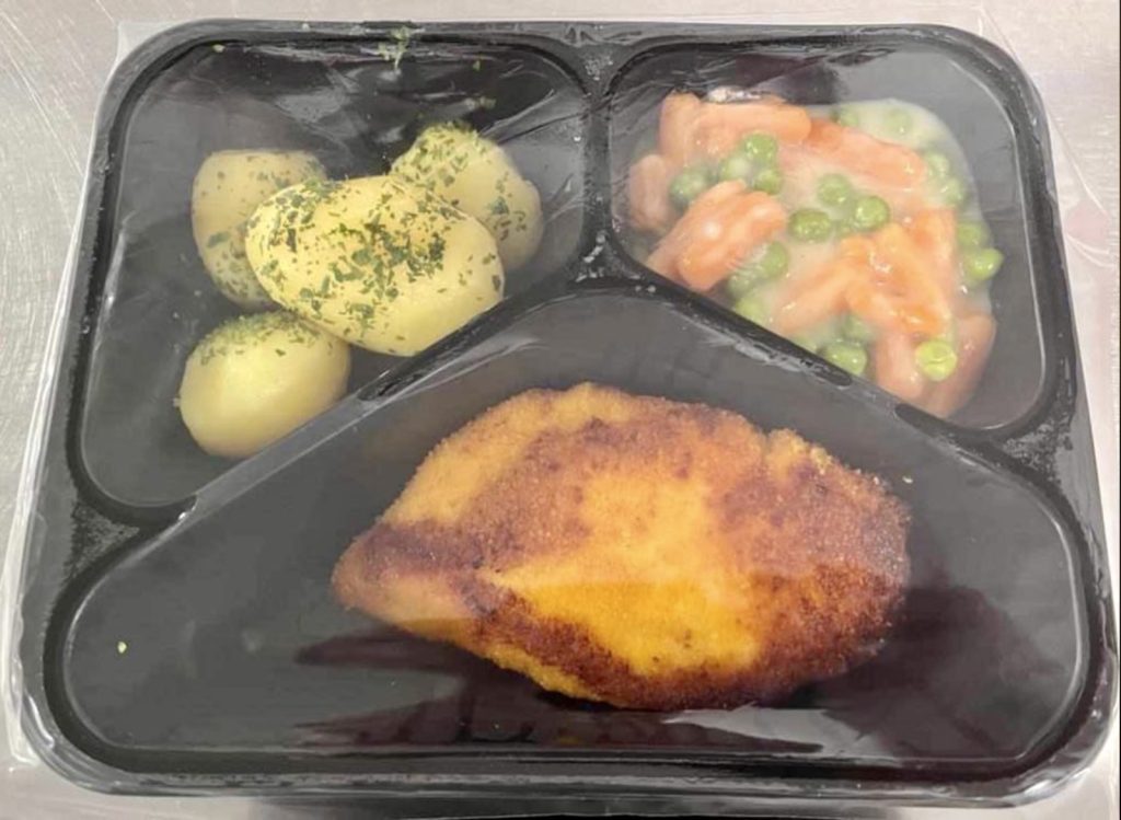 Hähnchenschnitzel mit Kartoffeln und Erbsen/Wurzelgemüse